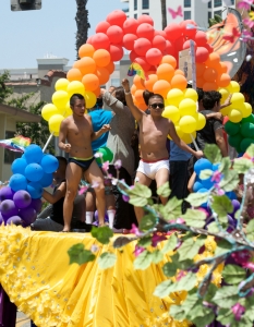 Хора с нетрадиционна сексуална ориентация наводниха Long Beach, Калифорния, по време на традиционния Lesbian and Gay Pride Parade. 