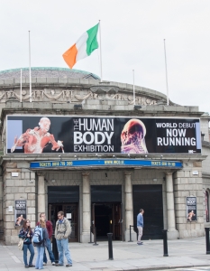Нетрадиционното изложение The Human Body Exhibition ще събира посетители в The Ambassador Theatre в Дъблин до края на юли. Експозицията съдържа над 200 индивидуални органи и тела.