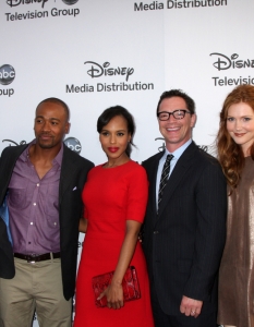ТВ звездите Кати Лоус, Кълъмбъс Шорт, Джошуа Малина и Дарби Станчфийлд пристигат за партито на Disney International Upfronts на ABC, в Бърбанк, Калифорния.