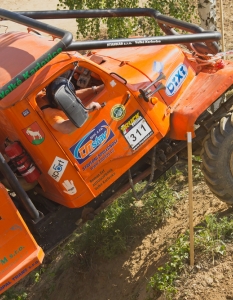 Оранжев камион се опитва да преодолее препятствие по време на състезанието Grand Prix Truck Trual в Мохелнице, Чехия.