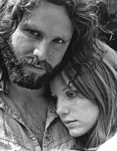 2. Jim Morrison & Pamela Courson
Емблематичният вокалист на The Doors  има дългогодишна връзка с Пам Корсън, която го насърчава да пише поезия  още преди да застане начело на култовата група. Песента Love Street,  която Джим Морисън написва, е вдъхновена от улицата, където той и Пам  живеят заедно по време на най-романтичния период от живота им.