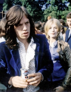 3. Mick Jagger & Marianne Faithfull
В периода 1966-1970 Мик и Мариан имат  романтична връзка, отразявана от близо от медии и папараци. През тези 4  години Мариан оказва голямо влияние върху творчеството на The Rolling  Stones – тя е ко-автор на Sister Morphine от албума Sticky Fingers, също  така You Can’t Always Get What You Want от албума Let it Bleed (1969) е  посветена на нея.