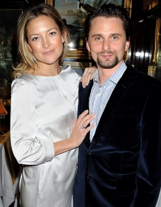 5. Matt Bellamy & Kate Hudson
Вокалистът на Muse Матю Белами (Mathew Bellamy) и актрисата Кейт Хъдсън (Kate Hudson) се запознават на концерт на Thom Yorke (Radiohead) по време на фестивала Coachella в Калифорния през 2010 година. Двамата имат син, Бинам (Bingham), който се роди година след срещата им.