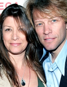 7. Jon Bon Jovi & Dorothea Hurley
"Не съм бил светец, но жена ми все още носи тръпка в живота ми", казва вокалистът на Bon Jovi, който е щастливо женен за Доротея Хърли (Dorothea Hurley) вече повече от 20 години.