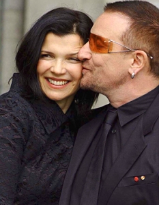 8. Bono & Ali Hewson
На 21 август 2012 година Боно и Али Хюсън отбелязват 30 години от сватбата им. Двамата са символ за стабилен брак и щастливо семейство, което независимо от славата и ангажиментите, процъфтява. Боно написва песента The Sweetest Thing като израз на извинение към съпругата си, защото забравя за рождения й ден по време на записите на The Joshua Tree (1987).