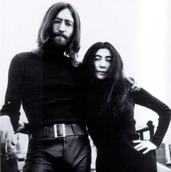 1. John Lennon & Yoko Ono
Любовта на Джон и Йоко е резултат от  сливането на две изключителни личности, които заедно оставят важна следа  не само в историята на музиката, но и в мисленето на хората за  поколения напред. След като Джон Ленън среща авангардния артист Йоко  Оно, на бял свят се раждат песни като Give Peace A Chance, War Is Over  (If You Want It), Instant Karma и др.