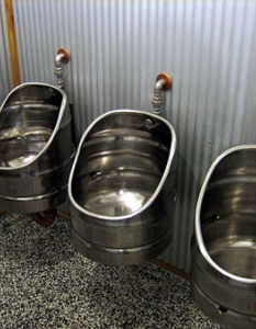 Бирената тоалетна
Това е модел, който в България като видни поклонници на бирата, бихме могли да взаимстваме с успех. Впечатляващ е не толкова дизайнът, колкото размерът, но пък и от личен опит знаем, че мъжкият стомах е способен на сериозни подвизи откъм поглъщане на солидно количество бира. Намира се в бар в Нова Зеландия.