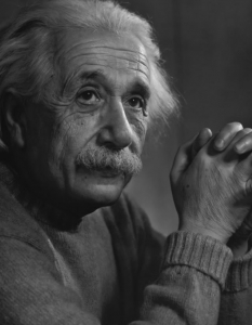 Албърт Айнщайн (Albert Einstein)
Един от най-великите умове в историята на човечеството (ако не и най-великият), Алберт Айнщайн имаше външен вид, който бе трудно да свържем с гениалността му, но пък бе и също толкова незабравим. Част от него бе странната му прическа в комплект с вечните мустаци.