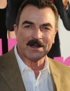 Том Селек (Tom Selleck)
Том Селек се прочува с участието си в легендарния ТВ сериал "Магнум". Факт е, че дори толкова години след това, е абсолютно неразпознаваем без мустака си, който по онова време дори го превръща в един от големите секссимволи в света на киното.