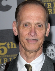 Джон Уотърс (John Waters) 
Легендарният холивудски режисьор Джон Уотърс е известен колкото с чудатите си филми, толкова и с нестандартния си тънък мустак над горната си устна. Това се превръща и в негова запазена марка през 70-те години на миналия век.