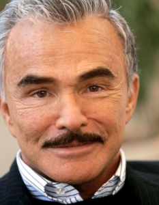 Бърт Рейнолдс (Burt Reynolds)
Благодарение на пластичната хирургия, лицето на някогашния секссимвол от големия екран претърпя редица метаморфози през годините. Едно от нещата, които така и не пожела да промени обаче, е мустакът, обграждащ лицето му. 