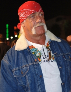 Хълк Хоган (Hulk Hogan)
Бившата кеч звезда и настояща ТВ звезда и актьор Хълк Хоган е име, което малцина не са чували. Със сигурност асоциацията за него обаче е свързана с нестандартния вид на мустаците му, за които той полага завидни грижи, включително и това да ги боядисва.