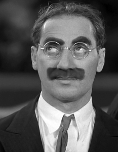 Гручо Маркс (Groucho Marx)
Има едва няколко личности, чийто мустак е по-запомнящ се от този на американската комедийна звезда Гручо Маркс. Това, което повечето хора не са осъзнавали обаче е, че мустакът му всъщност не е истински, а е дело на умел гримьор. Тайната е разкрита едва след смъртта на актьора през 1977 г. 