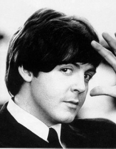2. Малкият гаф на Пол
На      2:58 минута от песента Hey      Jude тихо се чува гласът на Пол Маккартни (Paul McCartney), който казва: „Oh, f***ing hell” (О,      по дяволите), защото прави грешка по време на записа.