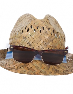 2. Шапка с козирка или сламено бомбе и слънчеви очила
Защити кървясалия си поглед след няколкото безсънни нощи на фестивала, а шапката ще те предпази от слънцето, както и от лоша прическа.
