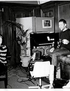6. Том и Колин в пънк банда?
Първата банда на басиста на Radiohead, Колин Грийнууд и Том Йорк, се е казвала TNT, като музиката им е била предимно пънк.