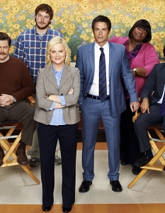 Parks and Recreation
Още едно много свежо заглавие на NBC. Parks and Recreation е нетрадиционен и много забавен поглед към държавната администрация. Чиновниците от един малък американски град са изправени пред сериозни, но много смешни градоустройствени (и не само) проблеми. В главните роли са Ейми Полър (Amy Poehler), Крис Прат (Chris Pratt) и Обри Плаза (Aubrey Plaza).