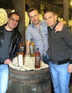Победителите Димитър и Младен от Мездра създадоха свой бленд уиски, който кръстиха на родния си град.