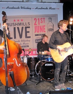 Ian Archer отпразнува рождения си ден на сцената на Bushmills Live.