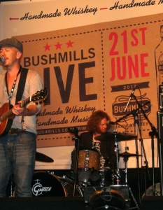 Ирландският музикант Foy Vance откри фестивала Bushmills Live.
