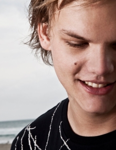 Avicii
Когато говорим за млади таланти, няма как да не споменем и нашумелия напоследък DJ Аvicii, който определено прави сериозни заявки за запомнящо се музикално бъдеще.   Песента му Levels, която излезе през 2011 г., е едно от парчетата, които се завъртат в съзнанието и се настаняват в главата ти като закачливо тананикане.
Заедно с нея през 2011 г., Avicii направи още доста парчета, които си заслужават изслушването и го изстреляха в класациите за най-добри DJ на 2012 година.