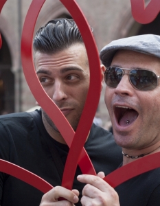 Весели демонстранти, участващи в гей парада в Болоня, Италия на 30 юни.