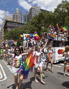 Кадър с демонстранти, участващи в гей парада на 5-то авеню в Ню Йорк на 24 юни.