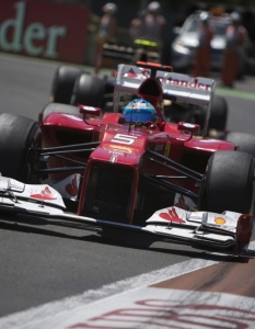 Пилотът на Ferrari Фернандо Алонсо лети с болида си по време на състезанието Grand Prix of Europe от Formula 1 в Испания на 24 юни.