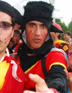 Фенове на La Furia Roja часове преди полуфиналния мач между националните отбори по футбол на Испания и Португалия на Euro 2012 на 27 юни.