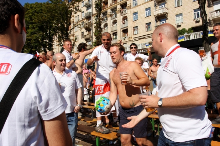 Английски футболен запалянко се забавлява във фен зоната на Euro 2012 в Киев, Украйна на 24 юни. 