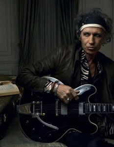 10 Keith Richards
За достоен финал на класацията фигурира Кийт Ричардс. Китаристът на рок великаните The Rolling Stones е създател на така наречения китарен похват - single body of riffs. През 2012 г. групата чества 50-годишния си юбилей и по този повод заедно с Мик Джагър (Mick Jagger), Рони Ууд (Ronnie Wood) и Чарли Уотс (Charlie Watts), догодина Кийт тръгва на турне. 