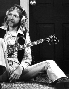 2. Duane Allman
Дуейн Олман ще остане в историята с иновативното си китарно звучене на Gibson Les Paul китара, постигнато със специални усилватели Marshall. Той е член и фронтмен на The Allman Brothers Band и загива при инцидент с мотор на 24-годишна възраст.