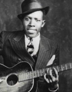 5. Robert Johnson
Роден през далечната 1911 г., Робърт Джонсън поставя началото на съчетанието между китарен звук и пеене, като се счита за един от основателите на блус музиката. Ерик Клептън го нарича "най-влиятелния блус музикант, раждал се някога".