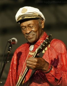 6. Chuck Berry
Чарлз Едуард Андерсън (Charles Edward Anderson), известен още като Chuck Berry, е един от пионерите в рокендрол музиката в прехода на този стил от блус течението. Той се счита за основателя на ритъм енд блус стила.