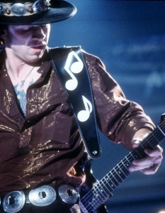 7. Stevie Ray Vaughan
Стиви Рей Вон, известен още с инициалите си SRV, е фронтмен на блус рок бандата Double Trouble. Той се превръща в основен иноватор на своето време, въвеждайки джаз и баладна музика в китарния си звук.