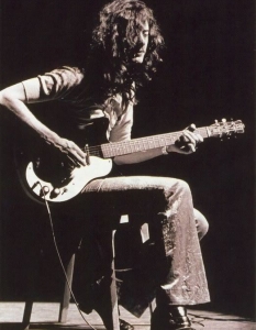 9. Jimmy Page
68-годишният китарист на култовата група от 70-те години Led Zepellin, Джими Пейдж (Jimmy Page), е известен с характерните за групата китарни рифове и солови психеделични импровизации, които често докарват публиката в състояние на екстаз. Пейдж свири на известната двойна китара Gibson EDS-1275.