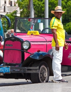 Разкошен розов Ford Classic 1928, паркиран до своя собственик, на 6 юли 2012 година в столицата на Куба - Хавана.