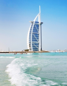 Изглед към суперлуксозния 5-звезден хотел Burj Al Arab в Дубай. Със своите 321 метра, сградата е една от най-високите в света, като е издигната на изкуствен остров пред плажа Jumeirah.