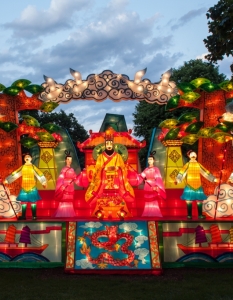 Феерия от цветове и китайско изящество на Фестивала на фенерите в Ботаническата градина в Сейнт Луис, Мисури на 1 юли 2012 година.