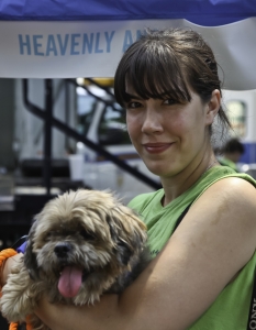 Представители на неправителствени организации за защита на животните на първия панаир за осиновяване на кучета на 1 юли 2012 година в Tompkins Square Park в Ню Йорк.