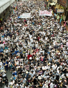 Един милион недоволни граждани на шествие против управляващото страната правителство на 1 юли 2012 година в Хонконг.