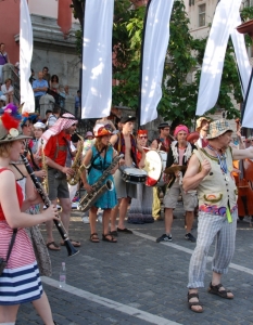 Белгийският духов оркестър De Propere Fanfare Van De Vieze Gasten на традиционния театрален фестивал Ana Desetnica в Любляна, Словения на 1 юли 2012 година.