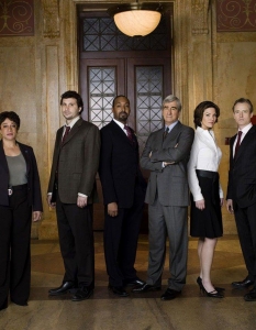 "Закон и ред" (Law & Order)
Двадесет сезона са повече от впечатляващо постижение, с което много малко сериали биха могли да се похвалят. Law & Order е не просто един от тях, а най-дълго излъчваният криминален сериал в историята на американската телевизия. Превръща се в доста успешен франчайз, радвайки се на няколко "разклонения" - Law & Order: Criminal Intent, Law & Order: Special Victims Unit, Law & Order: Trial by Jury. Особено интересен го прави фактът, че не е класически адвокатски сериал. Епизодите проследяват различни престъпления, минавайки винаги през два етапа - разследването и съдебното дело.