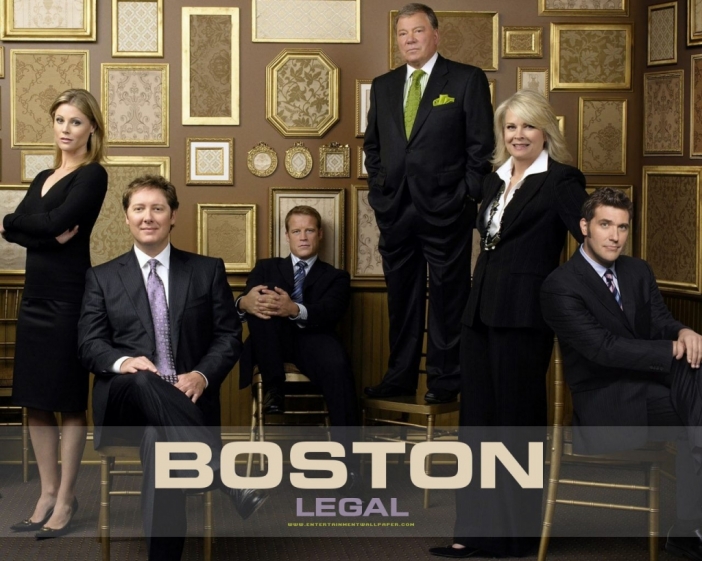 "Адвокатите от Бостън" (Boston Legal)
Свръхдоза ексцентричност, пури, неособено коректен хумор, странни навици и гениални адвокати. Това е най-краткото описание на Boston Legal. Създател на сериала е Дейвид Кели (David Kelley), чието име стои зад няколко от най-успешните правни поредици като The Practice, Ally McBeal и нашумелия напоследък Harry