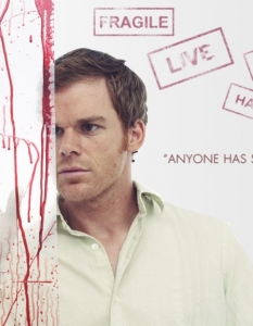 Декстър (Dexter)
Колко симпатичен може да бъде един сериен убиец? В случая с Dexter отговорът е: достатъчно, за да се радва на успех вече седем сезона и да спечели два "Златни глобуса". В ролята на Декстър, който съвместява убиването на хора с професията на специалист по съдебна медицина, е Майкъл Хол (Michael C. Hall), когото вероятно свързвате и с друг хитов сериал - Six Feet Under. 