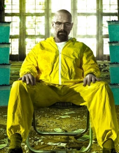 В обувките на Сатаната (Breaking Bad)
Един от най-успешните сериали на AMC през последните няколко години, Breaking Bad има две награди "Златен глобус" и се радва на огромен успех цели пет сезона. Главната роля е поверена на Брайън Кранстън (Bryan Cranston). Историята проследява живота на Уолтър Уайт - учител по химия, диагностициран с рак на белите дробове. За да осигури семейството си финансово, Уолтър започва да произвежда метамфетамини.