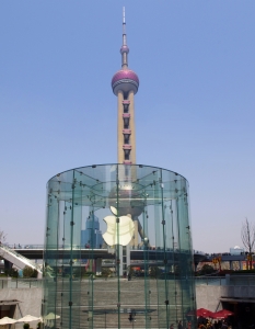 Изглед към Apple store в Шанхай. Това е вторият магазин на технологичния гигант, открит в Китай през юли 2010 година.