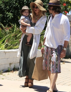 Още една звездна двойка на семейна разходка на 8 юли - модният стилист Рейчъл Зоу и съпругът й Роджър Бърман заедно с малкия им син Скайлър Морисън.