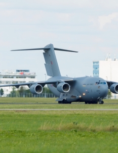 Boeing C-17A Globemaster на Кралските военновъздушни сили на Великобритания каца за презареждане на международното летище в Прага, Чехия на 9 юли.