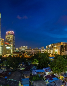 Изключителна нощна гледка към търговските центрове CTW и Siam Paragon в Банкок на 10 юли. Повече от 10 милиона туристи годишно посещават двата най-известни мола в Тайланд.